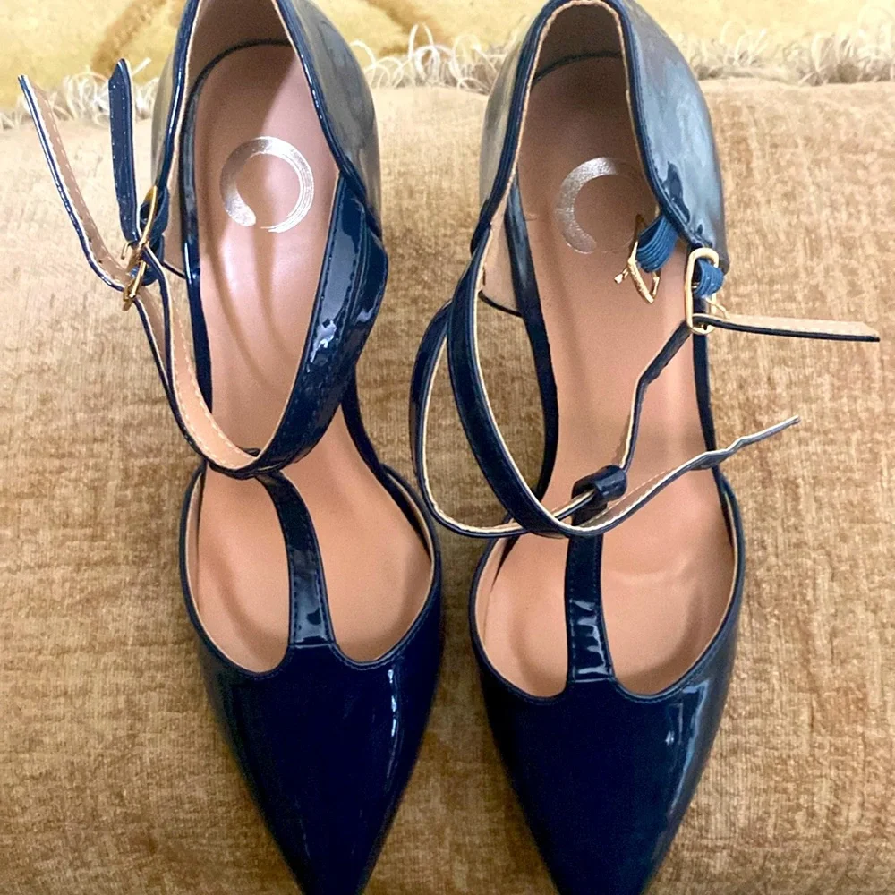 Brand New without tag Journee collection Navy with T straps size 8 - Picture 5 of 7